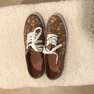 Universal thread casual shoes